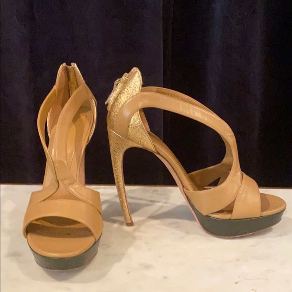 Alexander McQueen tan + gold platform high heels - Picture 2 of 4